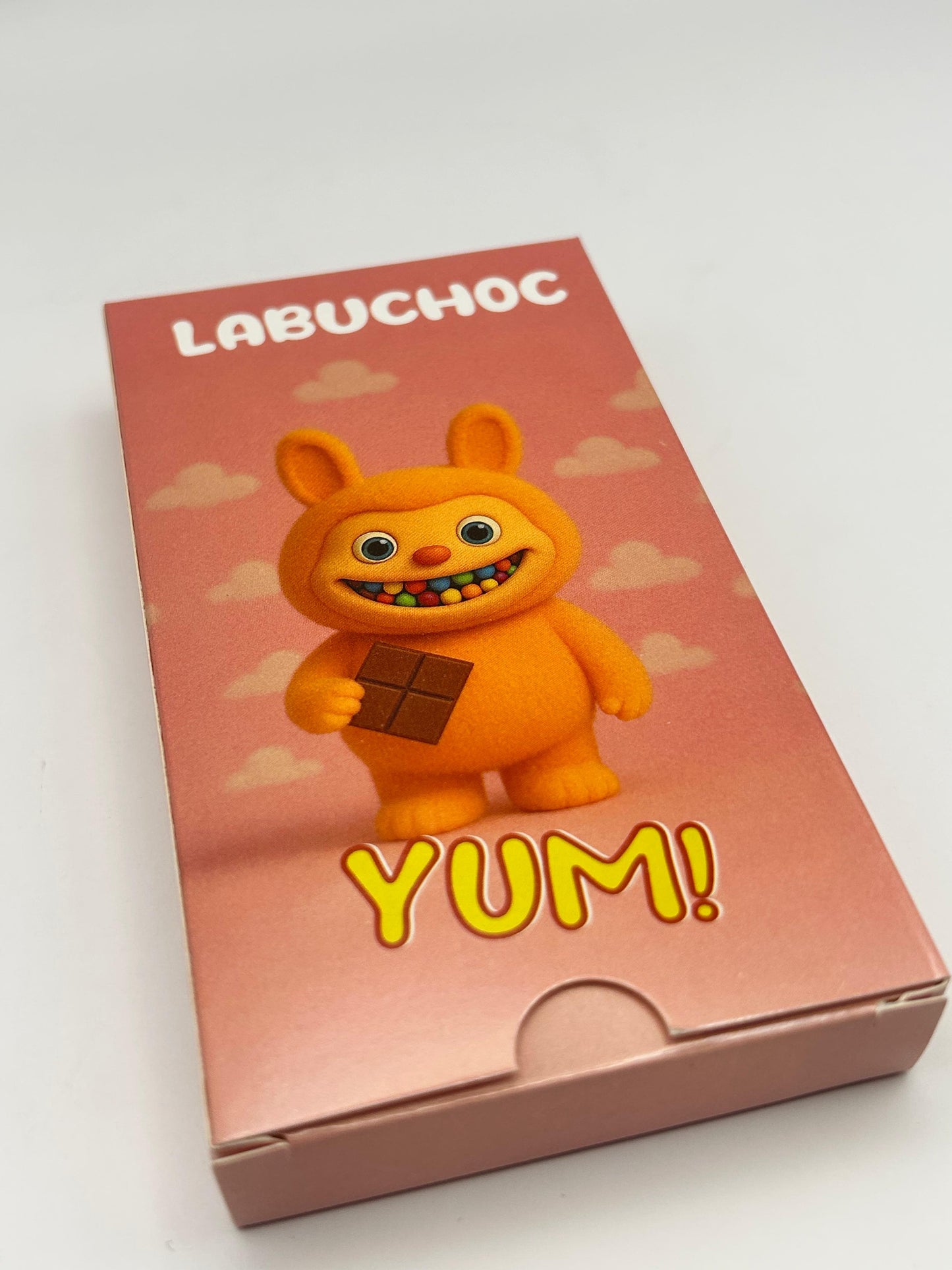 LABUCHOC 75g- Schokolade gefüllt mit Erdbeercreme und Knisterzucker