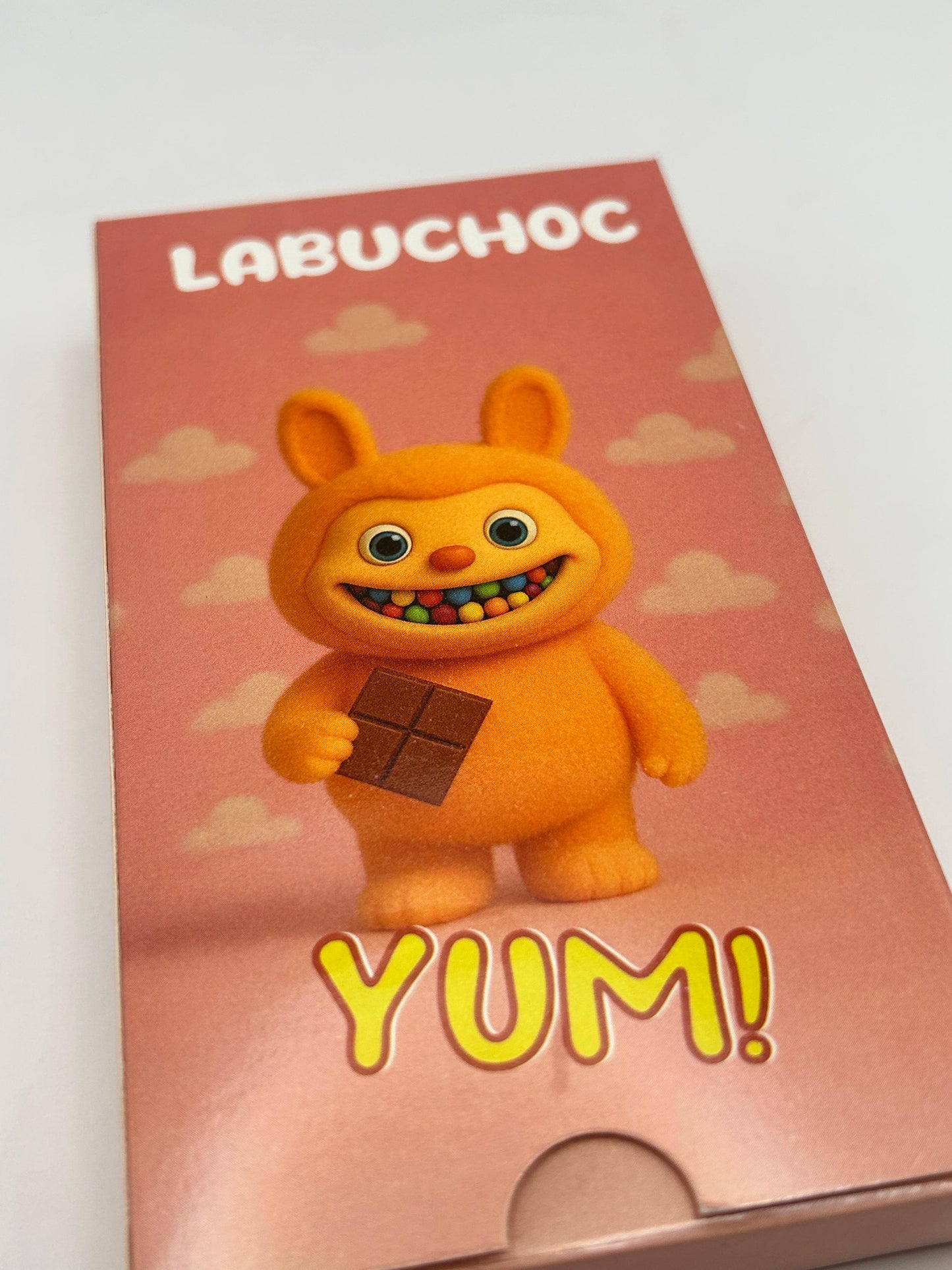 LABUCHOC 75g- Schokolade gefüllt mit Erdbeercreme und Knisterzucker