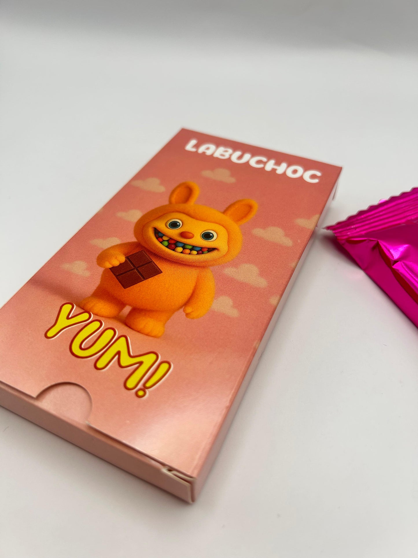 LABUCHOC 75g- Schokolade gefüllt mit Erdbeercreme und Knisterzucker