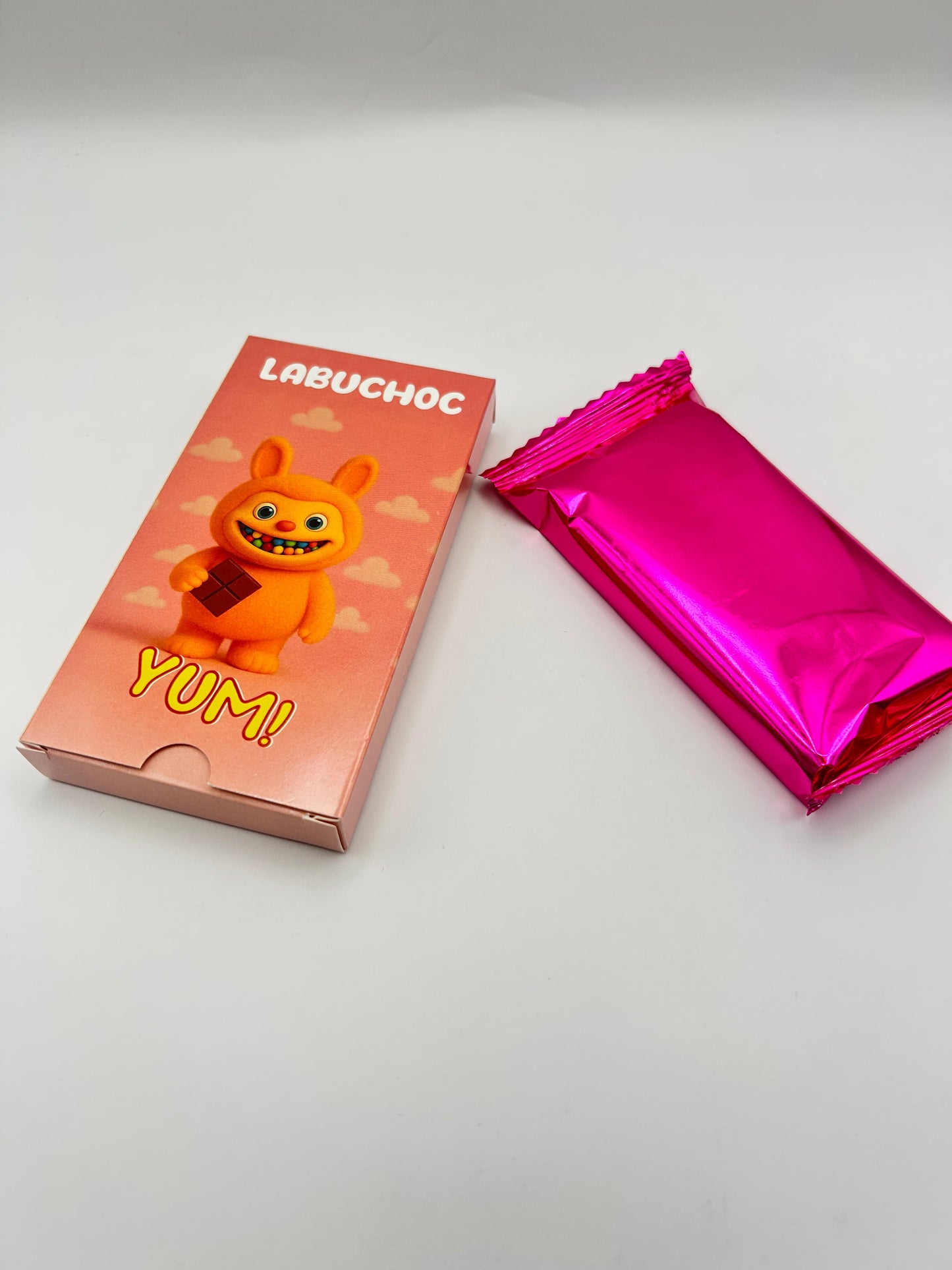 LABUCHOC 75g- Schokolade gefüllt mit Erdbeercreme und Knisterzucker