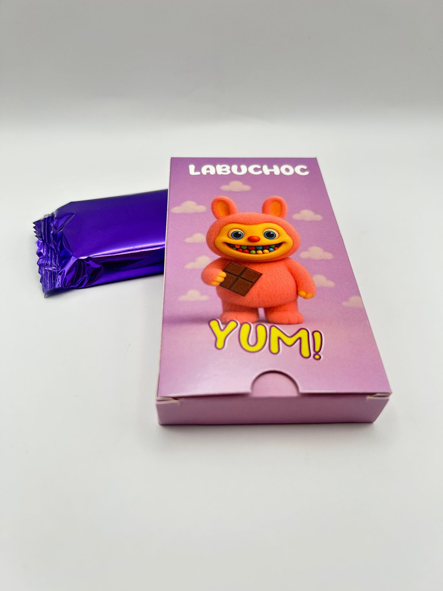 LABUCHOC 75g - Vollmilchschokolade gefüllt mit Heidelbeercreme und Knisterzucker
