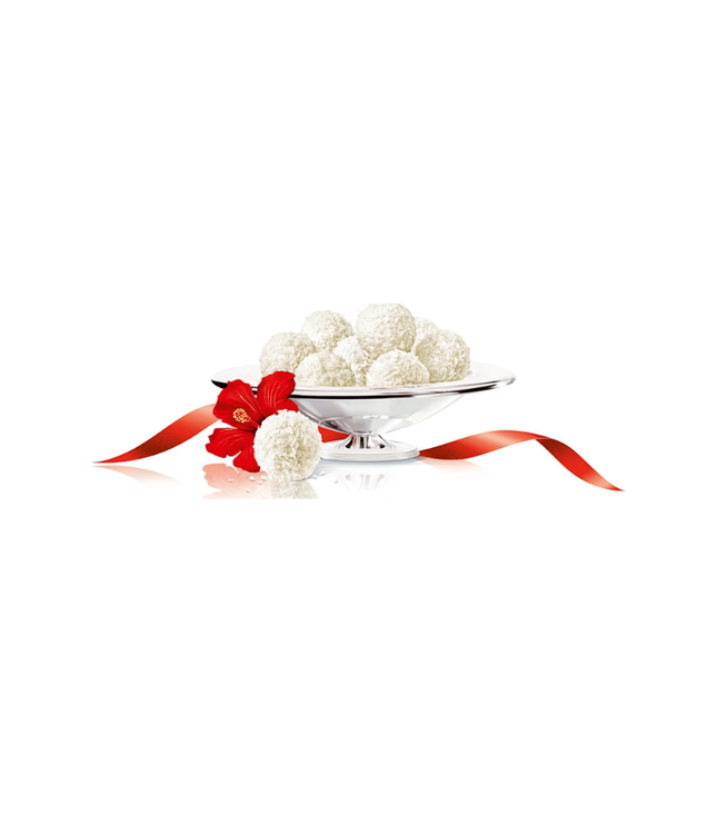 Kokos-Mandel Pralinen (Raffello) in Schale mit rotem Blütenakzent
