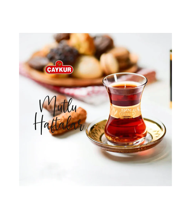 Türkisches Teeglas mit bernsteinfarbenem Tee auf Untertasse, CAYKUR Logo