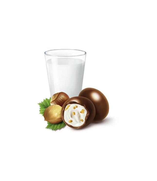 Vollmilchschokolade-Schoko-Bons mit Haselnussfüllung und Glas Milch