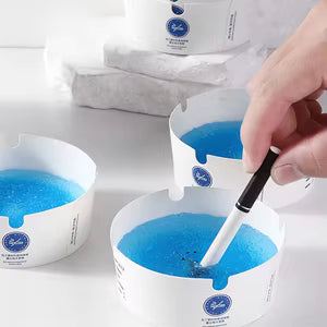 Einweg-Aschenbecher-Set, weiß mit blauem Innenteil; Hand legt Zigarettenstummel hinein