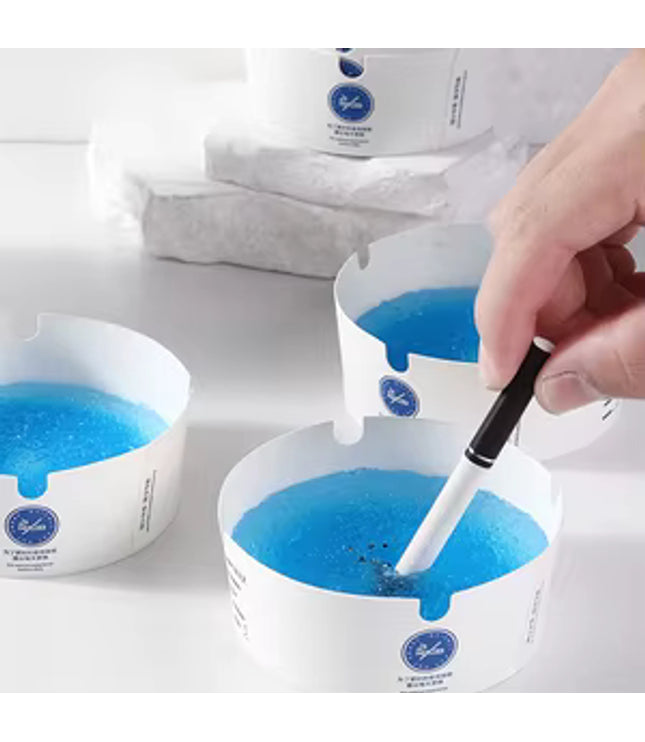 Einweg-Aschenbecher-Set, weiß mit blauem Innenteil; Hand legt Zigarettenstummel hinein