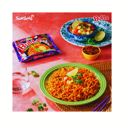 Ramen-Schüssel mit orangefarbenen Nudeln und limettenartigen Toppings, plus Packung