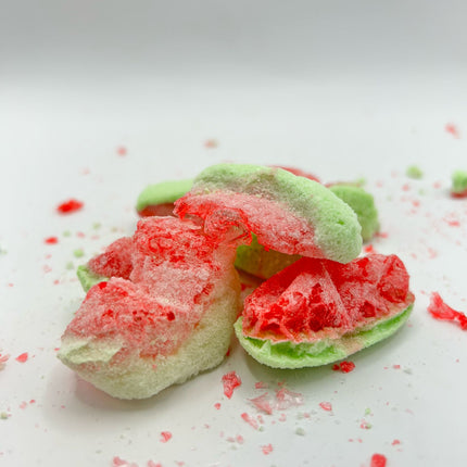 Freeze-Dried Gummies: grüne Stücke mit rotem Überzug, Zuckerkrümel