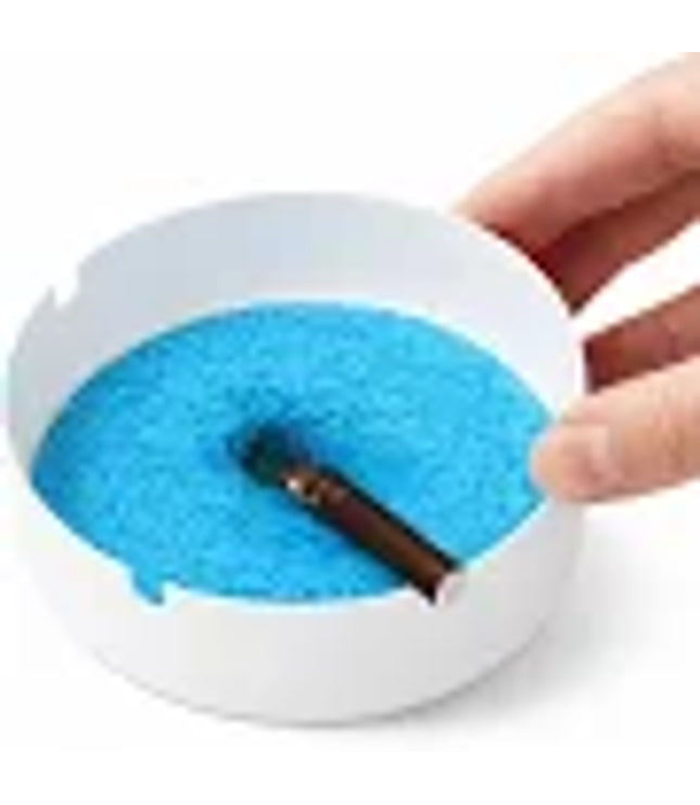 Runder Einweg-Aschenbecher, weiß-blau, mit Zigarettenstummel auf blauem Einsatz