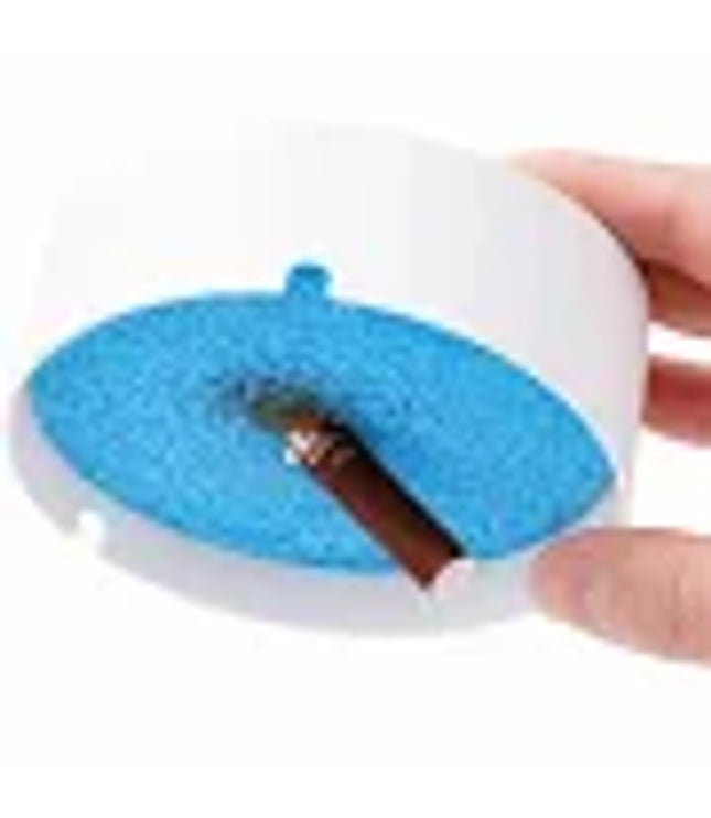 Einweg-Aschenbecher, weiß mit blauem Innenteil, Zigarettenstummel liegt mittig